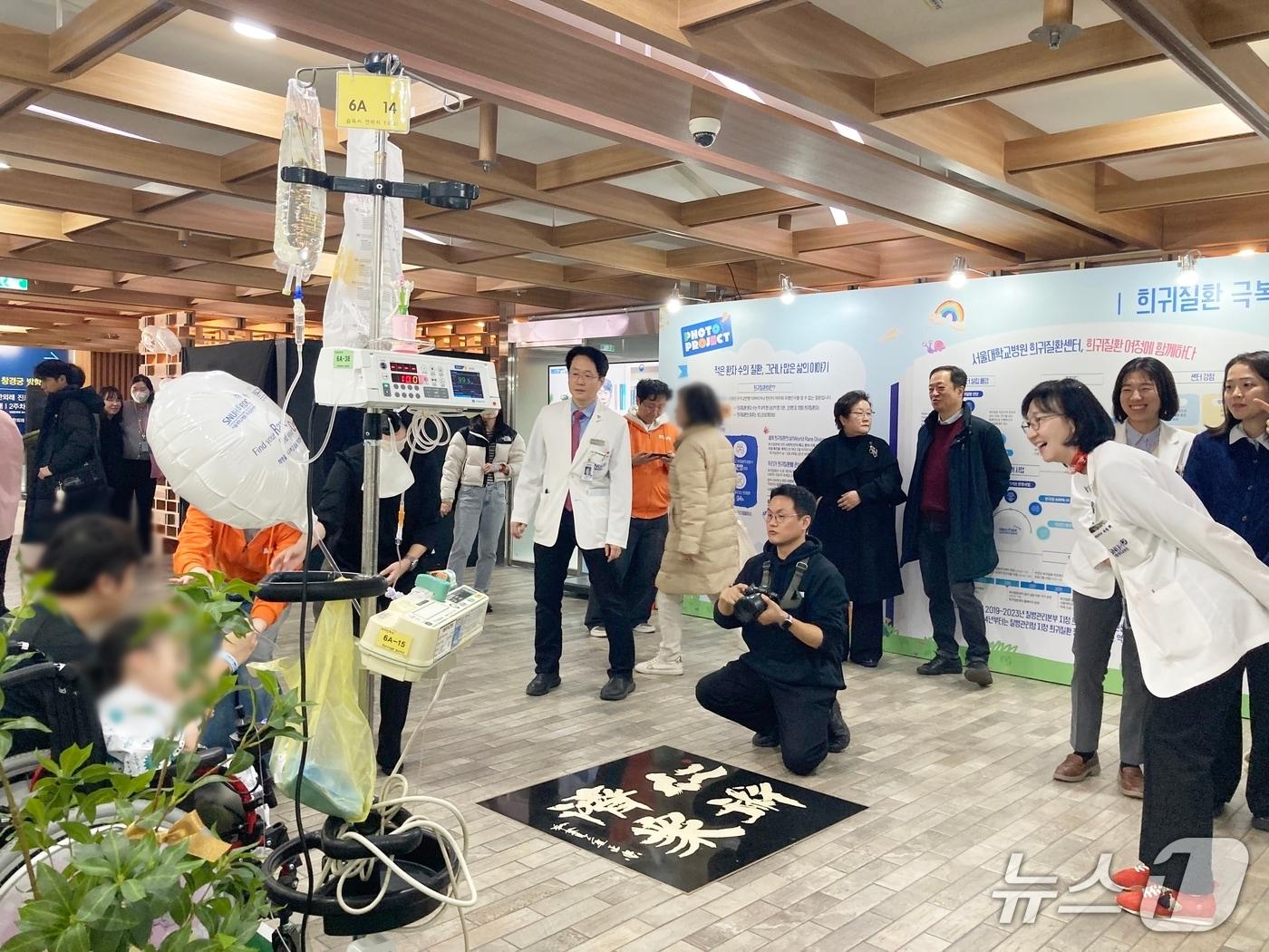 본문 이미지 - '희귀질환 희망 나눔 포토 프로젝트'에서 가족사진 촬영이 진행되고 있다.(서울대병원 제공)