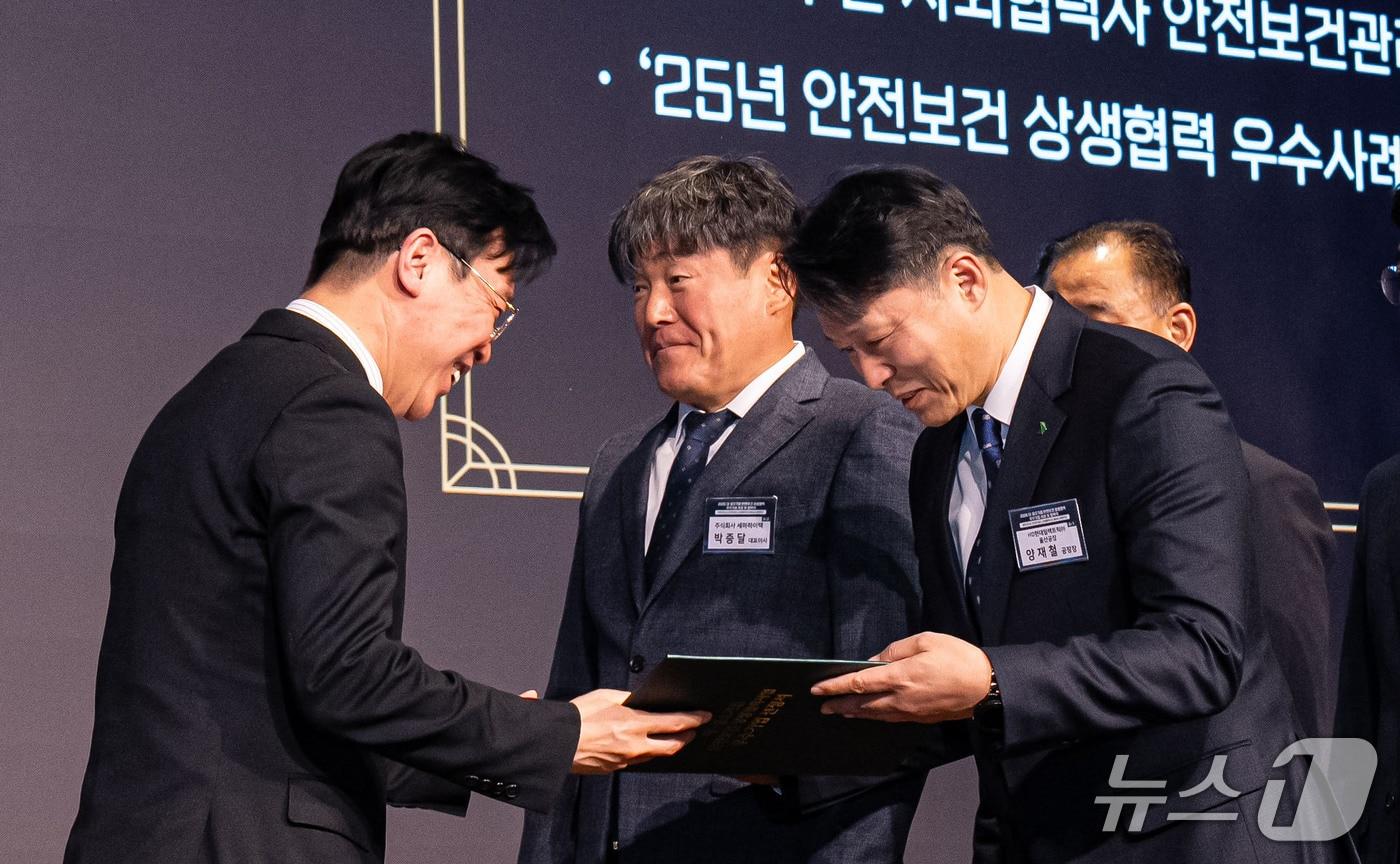 본문 이미지 - 양재철 HD현대일렉트릭 전력사업본부장(오른쪽)과 박증달 HD현대일렉트릭 협력사 세마하이텍 대표(왼쪽)가 지난 25일 서울 용산 전쟁기념관에서 열린 2025년 대·중소기업 안전보건 상생협력사업 우수기업 시상식에 참석해 상을 받고 있다. (HD현대일렉트릭 제공. 재판매 및 DB 금지) /뉴스1