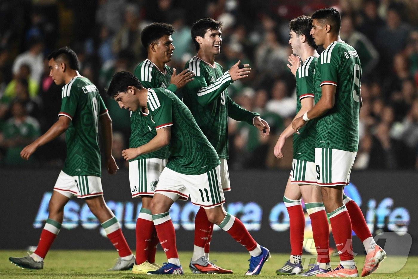 본문 이미지 - 홈에서 펼쳐진 아이슬란드 평가전에서 4-0으로 승리한 멕시코.  ⓒ AFP=뉴스1