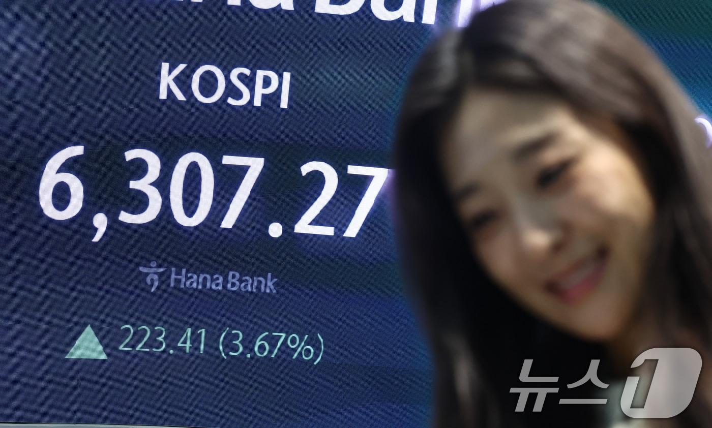 본문 이미지 - 26일 서울 중구 하나은행 본점 딜링룸 전광판에 종가가 표시되고 있다. 이날 코스피는 전 거래일 대비 223.41포인트(3.67%) 오른 6307.27, 코스닥은 전 거래일 대비 22.90포인트(1.97%) 상승한 1188.15로 장을 마쳤다. 2026.2.26 ⓒ 뉴스1 김도우 기자