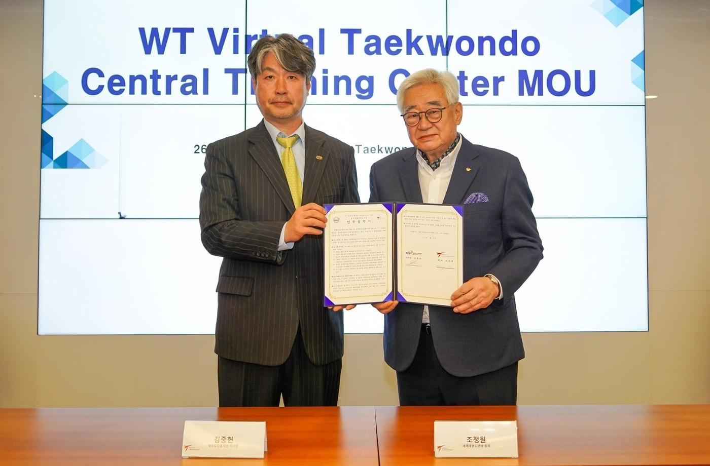 본문 이미지 - 김중헌 태권도진흥재단 이사장(왼쪽)과 조정원 세계태권도연맹 총재. (태권도진흥재단)
