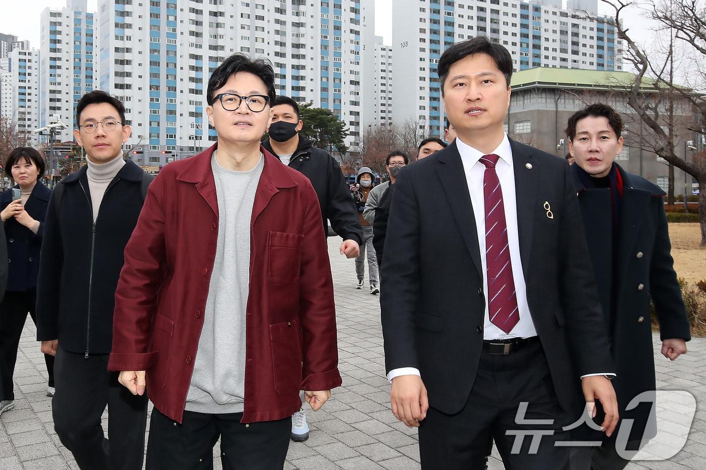 본문 이미지 - 한동훈 전 국민의힘 대표(왼쪽)와 우재준 국민의힘(대구 북구갑) 의원이 지난 2월 26일 오후 대구 북구 삼성창조캠퍼스를 찾아 지역 소상공인과 마련된 간담회에 참석하기 위해 이동하고 있다. 2026.2.26 ⓒ 뉴스1 공정식 기자