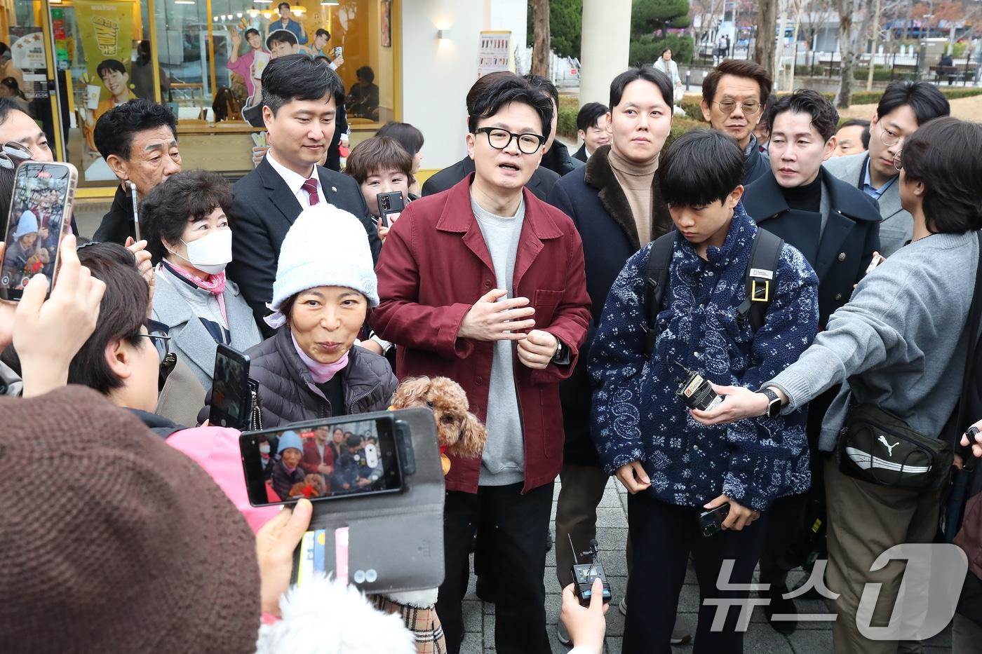 본문 이미지 - 한동훈 전 국민의힘 대표(왼쪽)가 26일 오후 대구 북구 삼성창조캠퍼스를 찾아 시민들을 향해 인사말을 하고 있다. 2026.2.26 ⓒ 뉴스1 공정식 기자