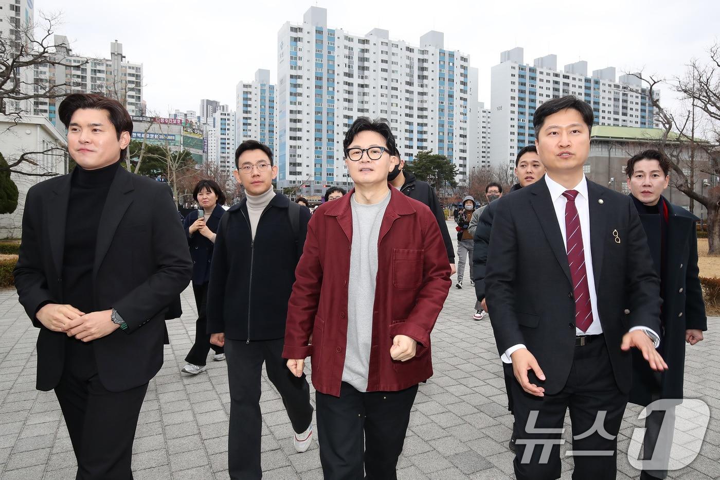 본문 이미지 - 한동훈 전 국민의힘 대표(가운데)와 우재준 국민의힘(대구 북구갑·오른쪽) 의원이 26일 오후 대구 북구 삼성창조캠퍼스를 찾아 지역 소상공인과 마련된 간담회에 참석하기 위해 이동하고 있다. 2026.2.26 ⓒ 뉴스1 공정식 기자