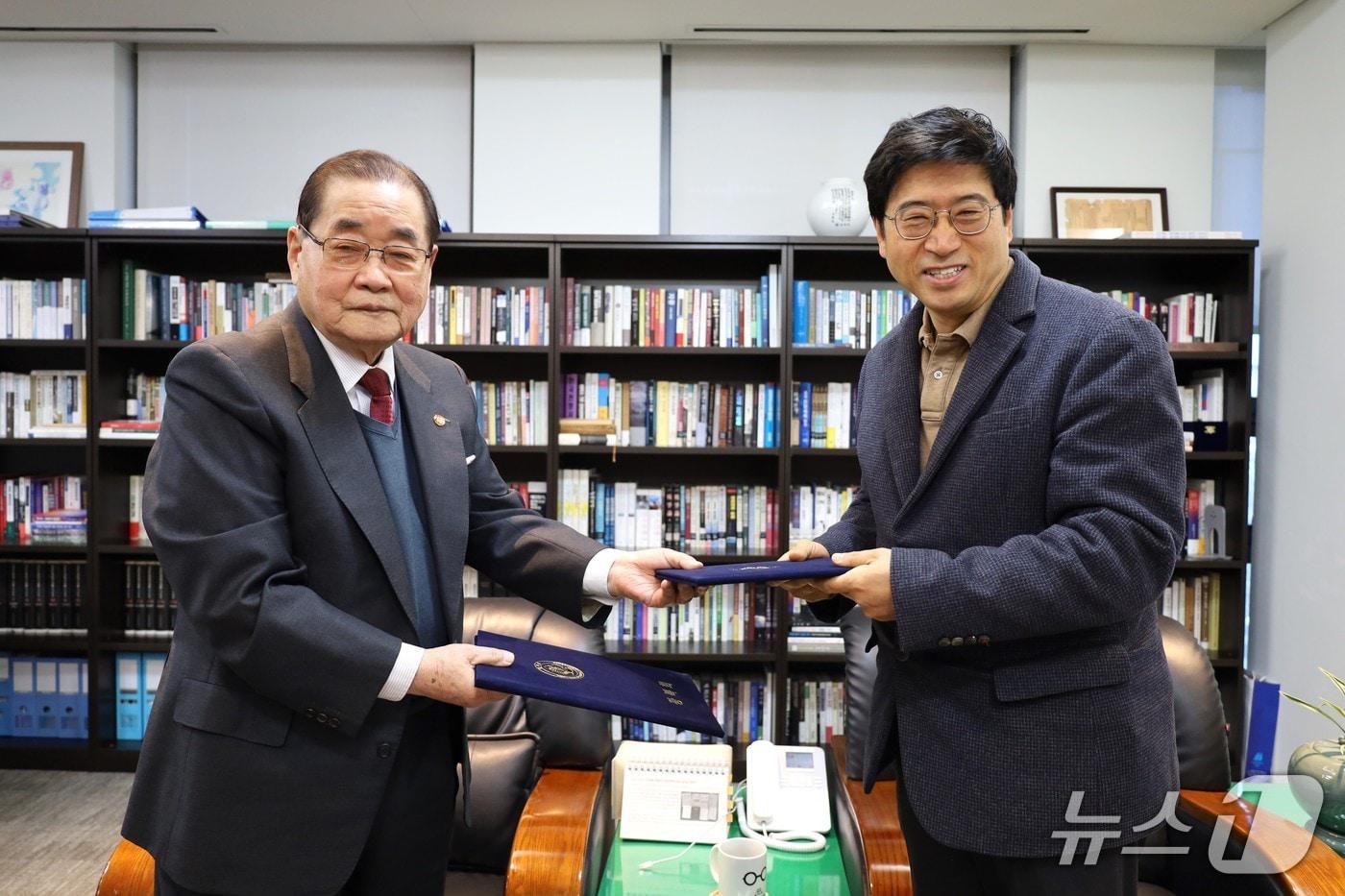 본문 이미지 - 전날 신민식 자생의료재단 사회공헌위원장(오른쪽)과 이종찬 광복회장이 서명한 협약서를 주고받고 있다.(자생한방병원 제공) 2026.2.26/뉴스1