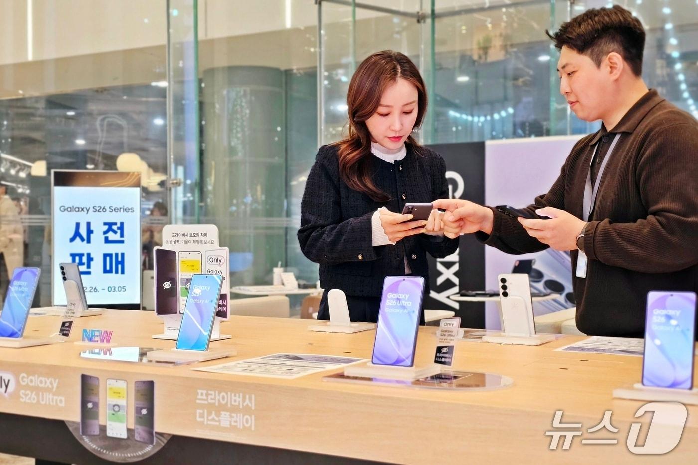 본문 이미지 - 신세계백화점 센텀시티를 방문한 고객들이 갤럭시 S26 체험형 매장에서 제품을 살펴보고 있다.(신세계센텀시티 제공. 재판매 및 DB 금지)