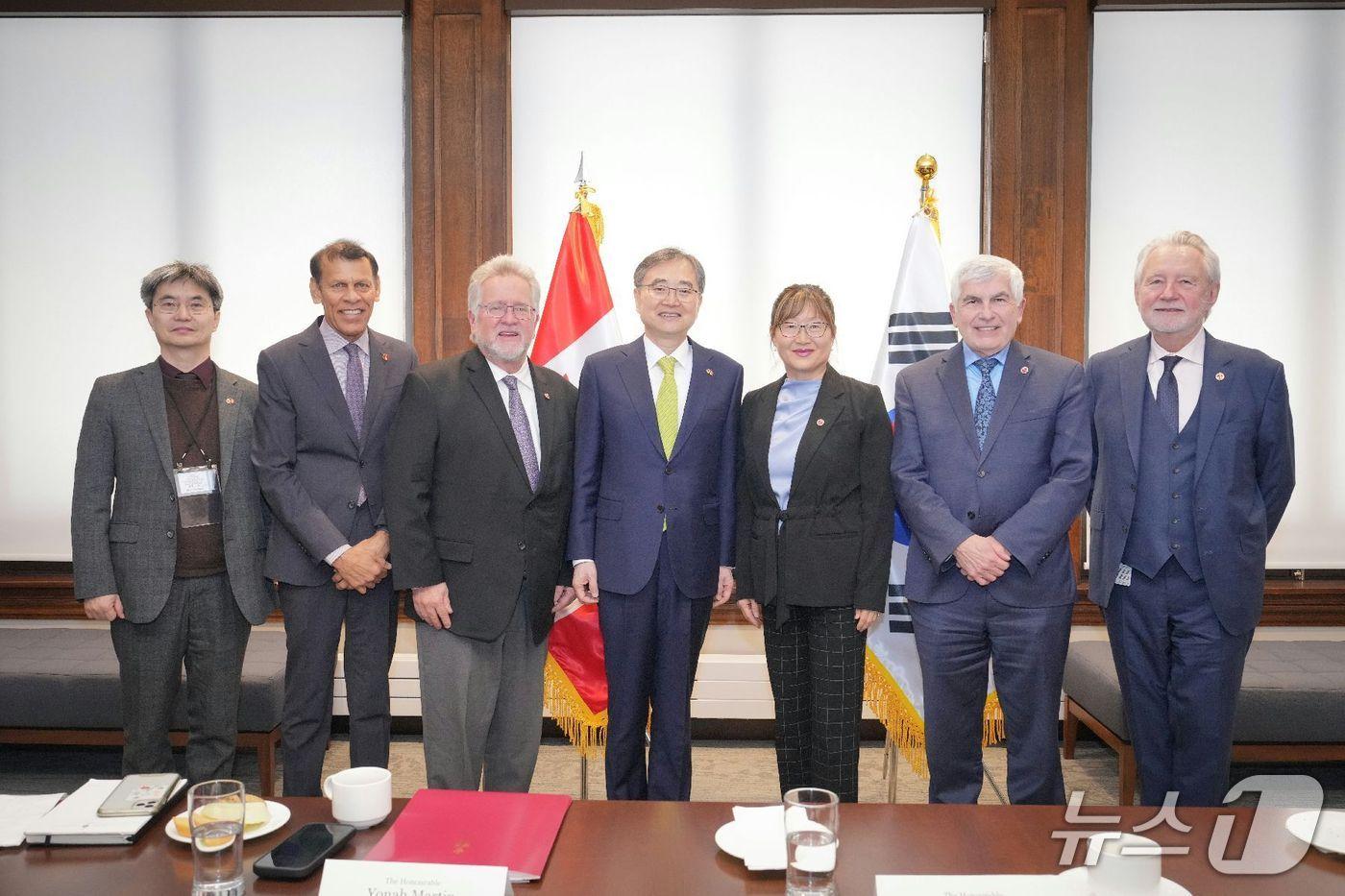 본문 이미지 - 조현 외교부 장관이 25일(현지시각) 캐나다 오타와에서 열린 캐나다 상원 의원단 초청 간담회 및 한-캐나다 관계 전문가 초청 만찬에서 관계자들과 기념 촬영하고 있다. 2026.2.26 (외교부 제공)
