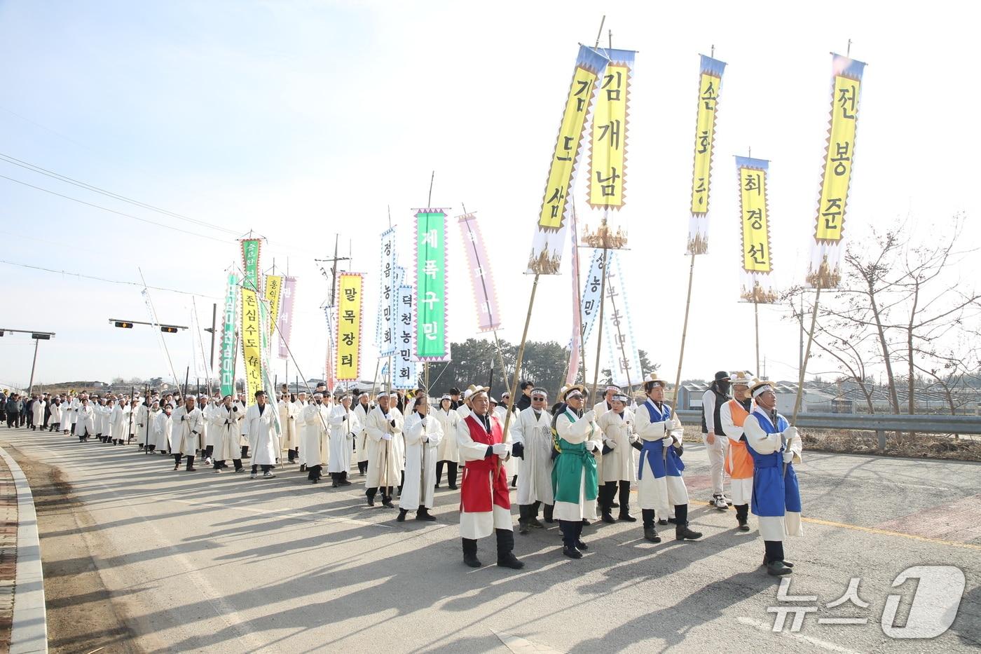 본문 이미지 - 26일 전북 정읍시 이평면과 고부면 일원에서 '고부봉기' 재현행사가 열린 가운데 농민군 진군 행렬이 선보여지고 있다.(정읍시 제공. 재판매 및 DB금지)/뉴스1 