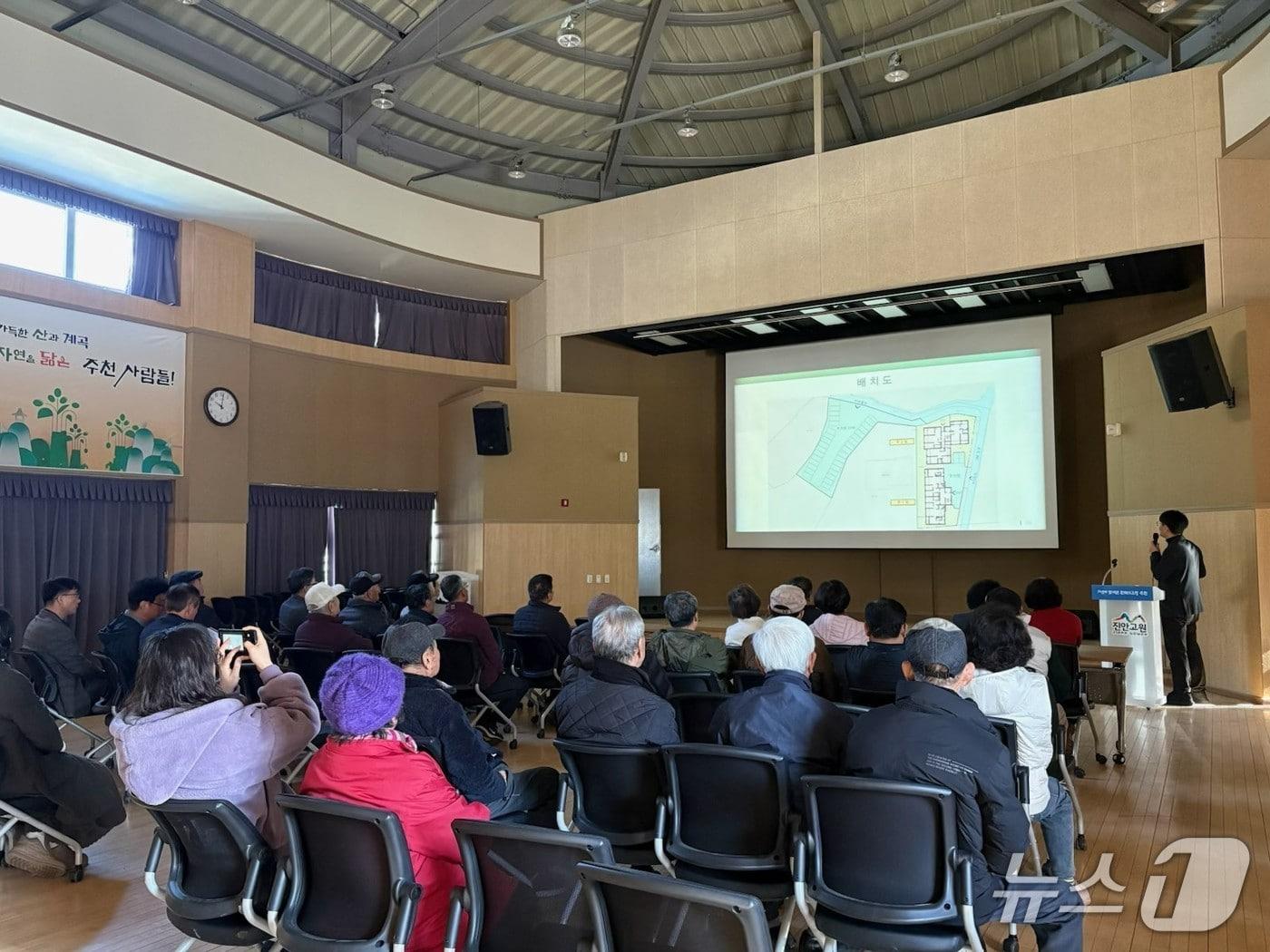 본문 이미지 - 26일 전북 진안군 주천면 행정복지센터에서 '행복주택 건립사업' 주민설명회가 열리고 있다.(진안군제공, 재판매 및 DB금지)2026.2.26/뉴스1