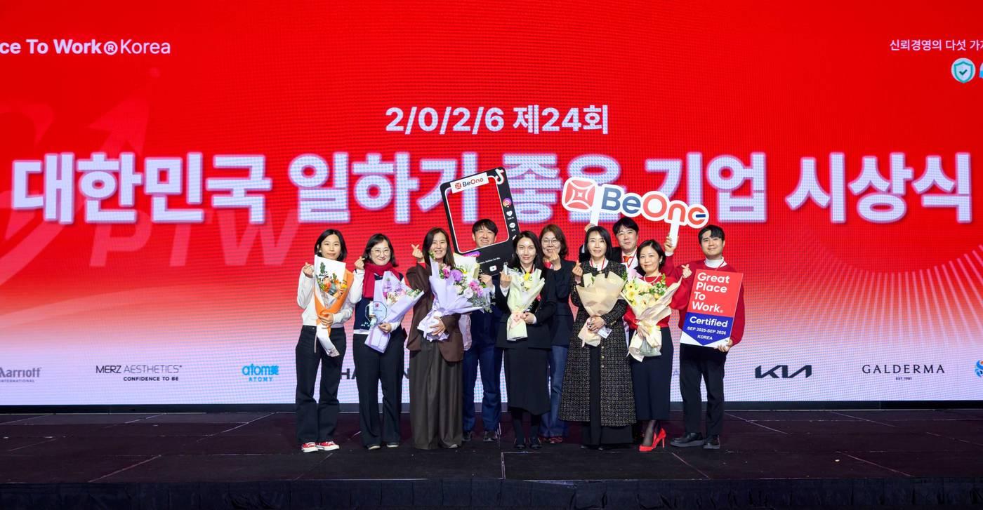 본문 이미지 - 비원메디슨 관계자들이 일하기 좋은 기업 시상식에서 기념사진을 찍고 있다.(비원메디슨 제공)/뉴스1