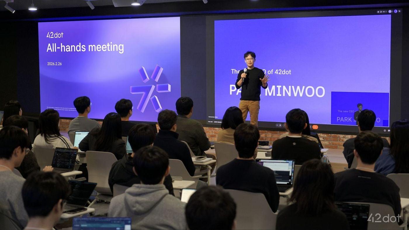 본문 이미지 - 박민우 신임 현대자동차그룹 첨단차플랫폼(AVP) 본부장 사장 겸 포티투닷 대표가 26일 오전 경기 성남 소재 포티투닷 판교 사옥에서 포티투닷 임직원들과 처음 대면하는 '올 핸즈 미팅' 행사를 열고 메시지를 전달하는 모습(링크드인 '42dot' 갈무리). 2026.02.26.
