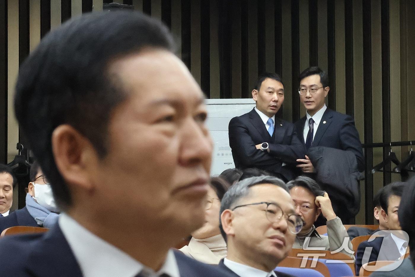 본문 이미지 - 김용민·장경태 더불어민주당 법제사법위원이 지난달 26일 서울 여의도 국회에서 열린 의원총회에서 정청래 대표를 바라보며 대화하고 있다. 2026.2.26 ⓒ 뉴스1 신웅수 기자