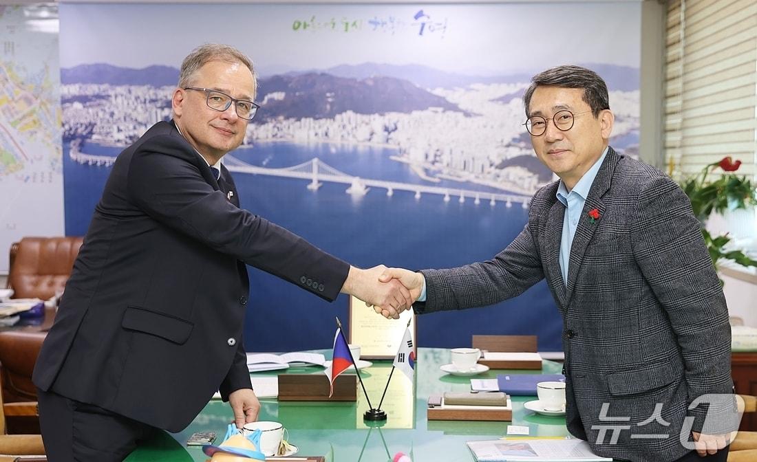 본문 이미지 -  강성태 수영구청장(오른쪽)이 25일 구청을 방문한 이반 얀차렉 주한 체코 대사와 기념 촬영을 하고 있다. (수영구청 제공. 재판매 및 DB금지)