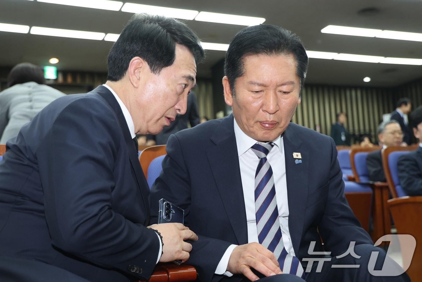 본문 이미지 - 정청래 더불어민주당 대표와 박수현 수석대변인이 지난 26일 서울 여의도 국회에서 열린 의원총회에서 대화하고 있다. 2026.2.26 ⓒ 뉴스1 신웅수 기자