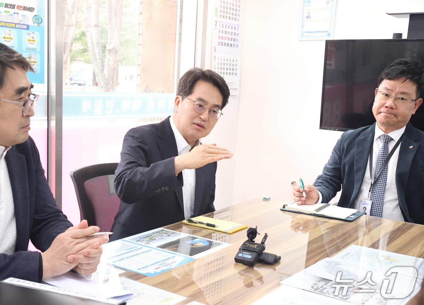 본문 이미지 - 김동연 경기도지사가 집값 담합 피해 공인중개사과 간담회를 갖고 있다.(경기도 제공. 재판매 및 DB금지)