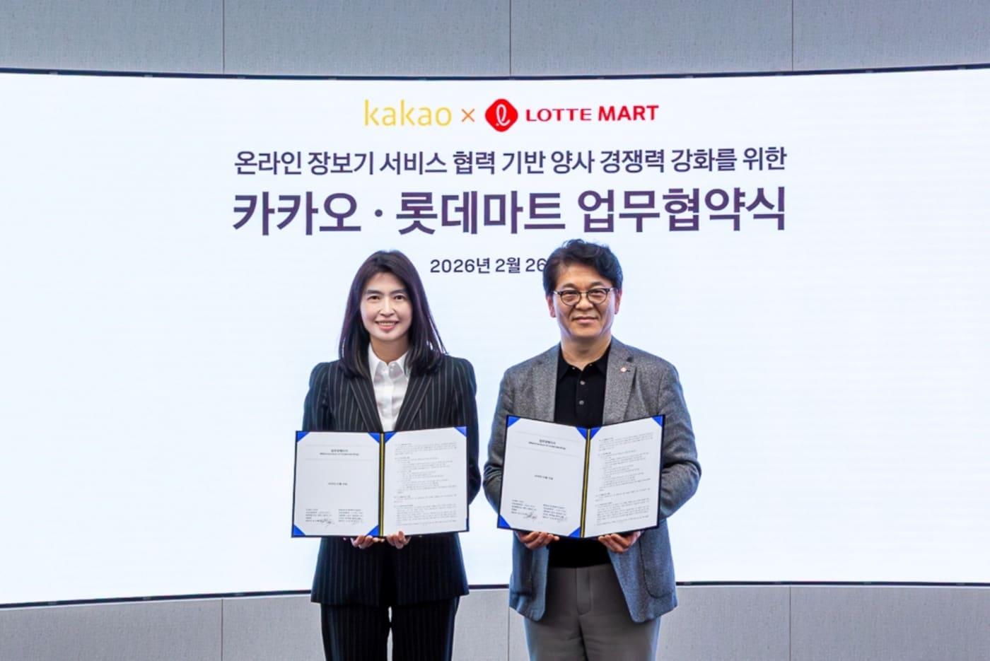 본문 이미지 - 26일 경기 성남시에 위치한 카카오 판교아지트에서 차우철 롯데마트·슈퍼 대표(오른쪽)와 정신아 카카오 대표이사가 '롯데마트-카카오, 온라인 장보기 경쟁력 강화를 위한 전략적 업무협약'(MOU)를 체결했다.(롯데마트 제공). 