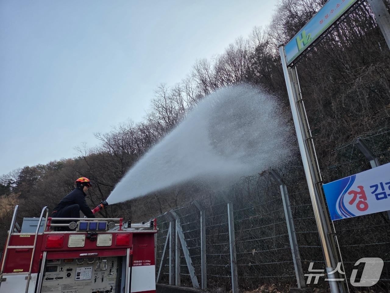 본문 이미지 - 강원도소방본부, 예비 살수 현장.(도소방본부 제공, 재판매 및 DB금지)