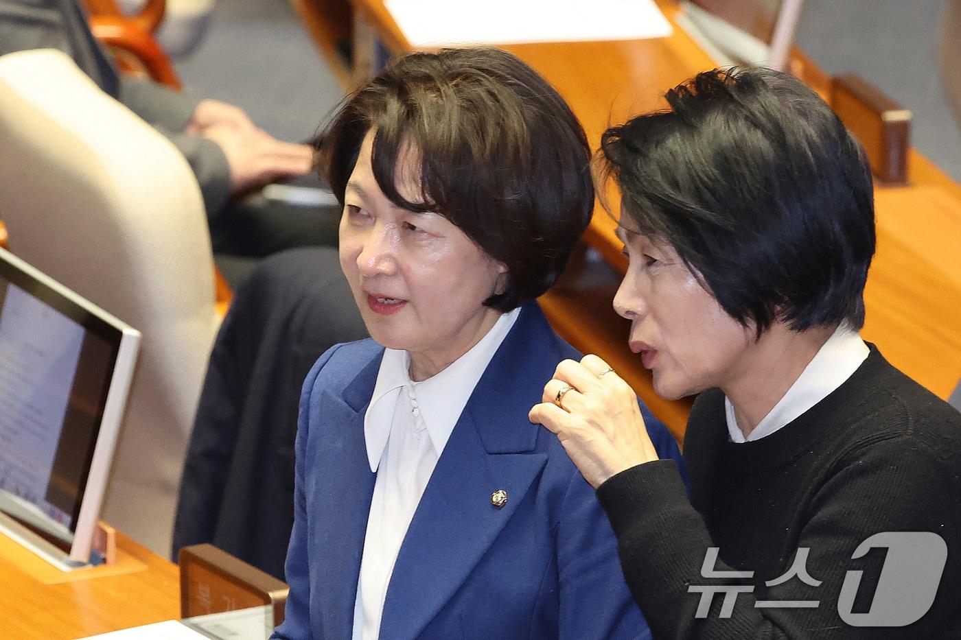 본문 이미지 - 추미애 법제사법위원장과 최민희 과학기술정보방송통신위원장이 26일 서울 여의도 국회에서 열린 제432회 국회(임시회) 제8차 본회의에서 대화하고 있다. 2026.2.26 ⓒ 뉴스1 신웅수 기자