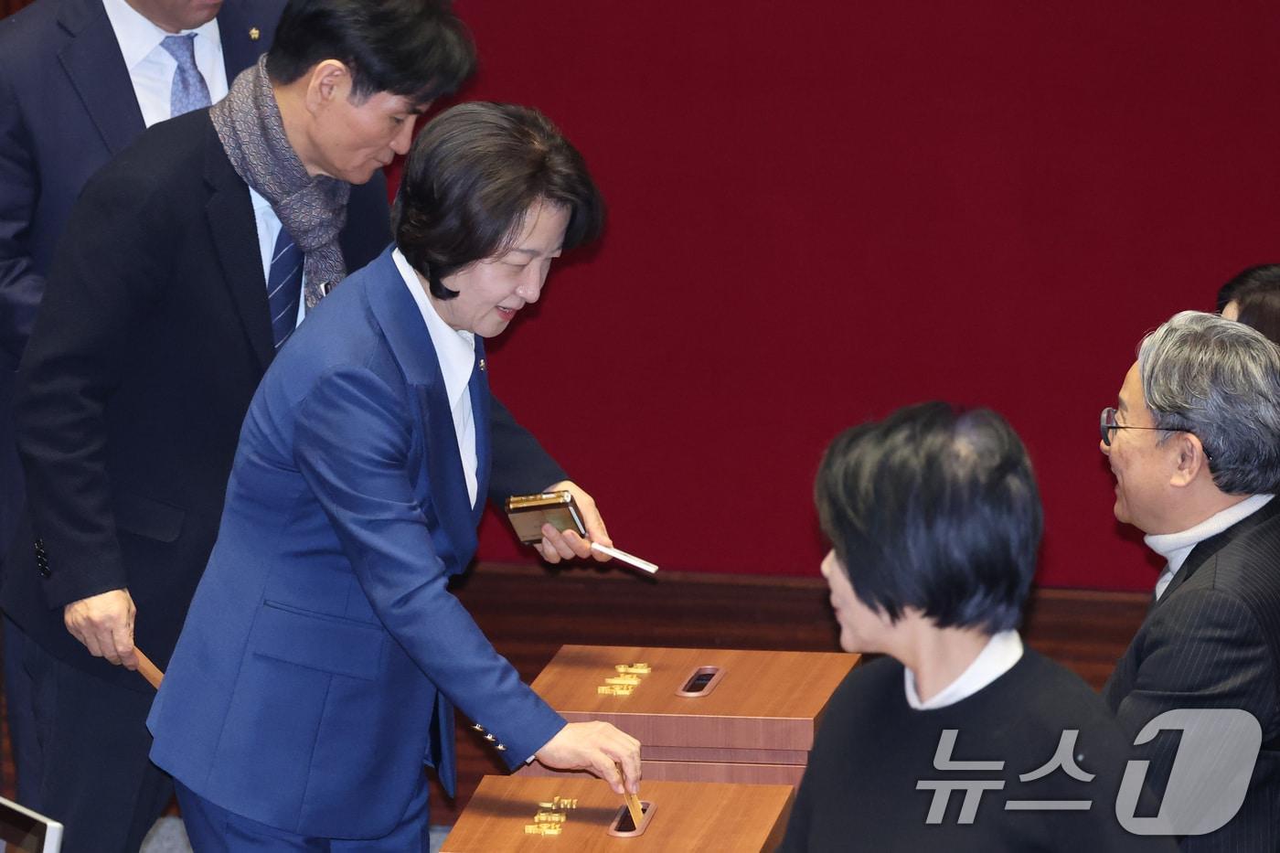 본문 이미지 - 추미애 법제사법위원장이 26일 서울 여의도 국회에서 열린 제432회 국회(임시회) 제8차 본회의에서 일명 '법 왜곡죄법'인 형법 일부개정법률안(수정안)에 대한 무제한토론(필리버스터) 종결동의의 건을 투표하고 있다. 2026.2.26 ⓒ 뉴스1 신웅수 기자