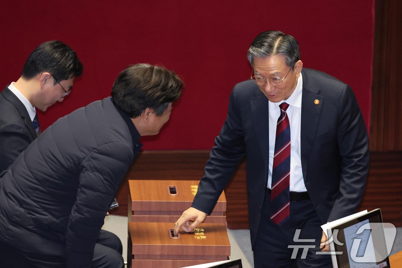 본문 이미지 - 더불어민주당 현역 의원인 정성호 법무부 장관이 26일 서울 여의도 국회에서 열린 제432회 국회(임시회) 제8차 본회의에서 일명 '법 왜곡죄법'인 형법 일부개정법률안(수정안)에 대한 무제한토론(필리버스터) 종결동의의 건을 투표하고 있다. 2026.2.26 ⓒ 뉴스1 신웅수 기자