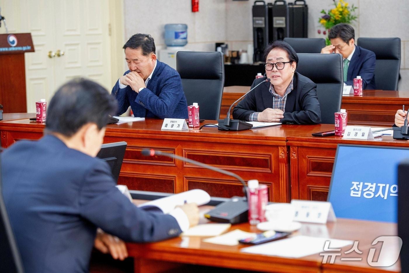 본문 이미지 - 26일 서울 종로구 통일부 남북회담 본부에서 열린 제1회 접경지역 평화안전 연석회의에 참석한 최상기 인제군수(안경 쓴 이)가 접경지의 안정적 관리와 주민 안전을 위한 협력 방안에 대해 발언하고 있다. 2026.02.26(인제군 제공. 재판매 및 DB금지)/뉴스1