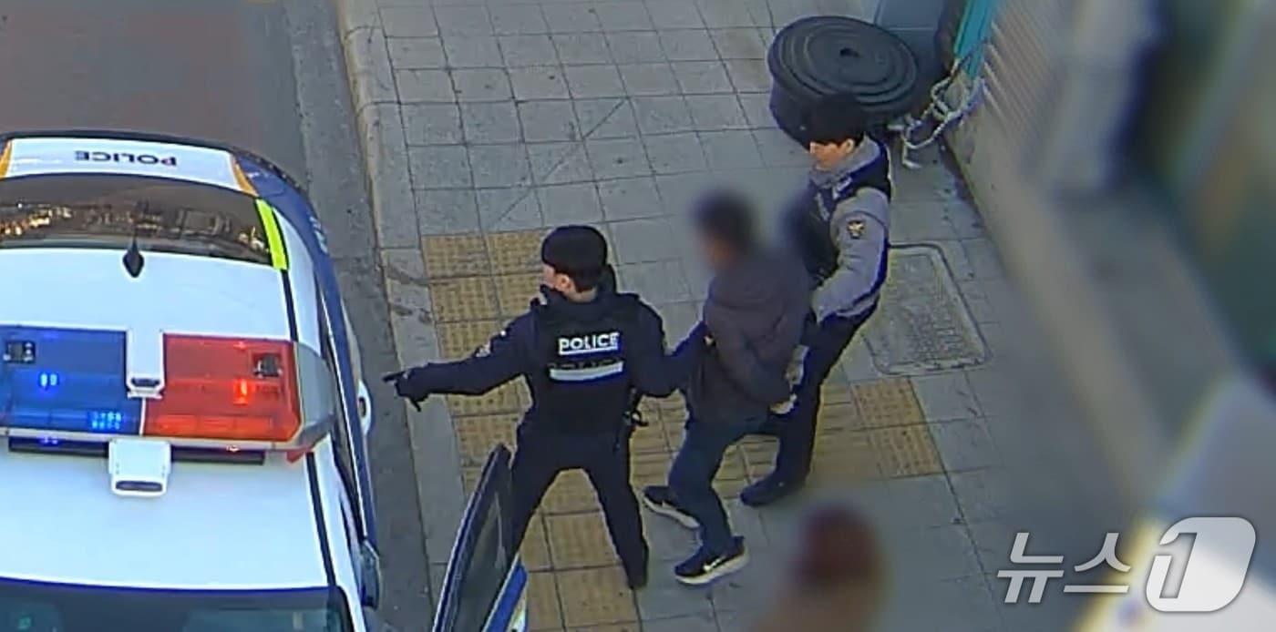 본문 이미지 - 지난 달 8일 강원 태백 황지동 시내 일대에서 흉기를 들고 소란을 피운 남성이 경찰에 검거됐다.(강원경찰청 제공. 재판매 및 DB금지)/뉴스1