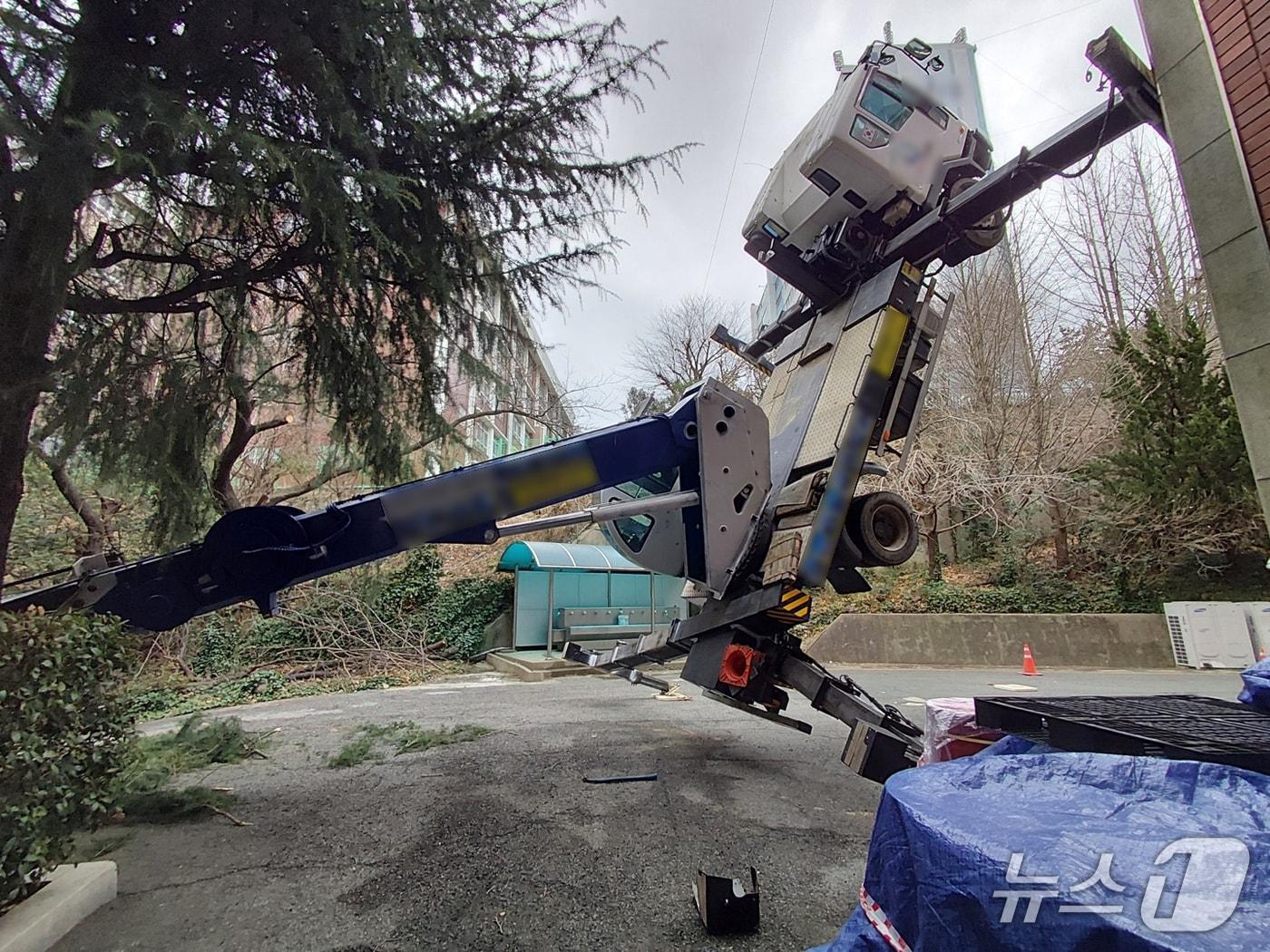 본문 이미지 - 26일 부산 사상구 한 학교에서 고소 작업 차량이 전복돼 있다.(사상경찰서 제공. 재판매 및 DB 금지)