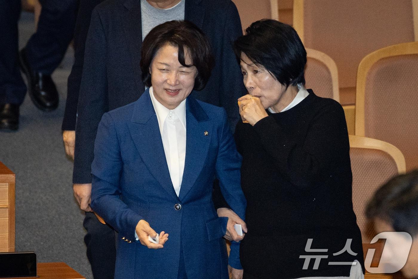 본문 이미지 - 지난 2월 26일 더불어민주당 추미애 의원(왼쪽)가 최민희 의원이 서울 여의도 국회에서 열린 제432회 국회(임시회) 제8차 본회의에서 형법 일부개정법률안(대안)에 대한 무제한 토론 종결 동의의 건 표결을 하기 위해 이동하면서 이야기하고 있는 모습. 2026.2.26 ⓒ 뉴스1 유승관 기자