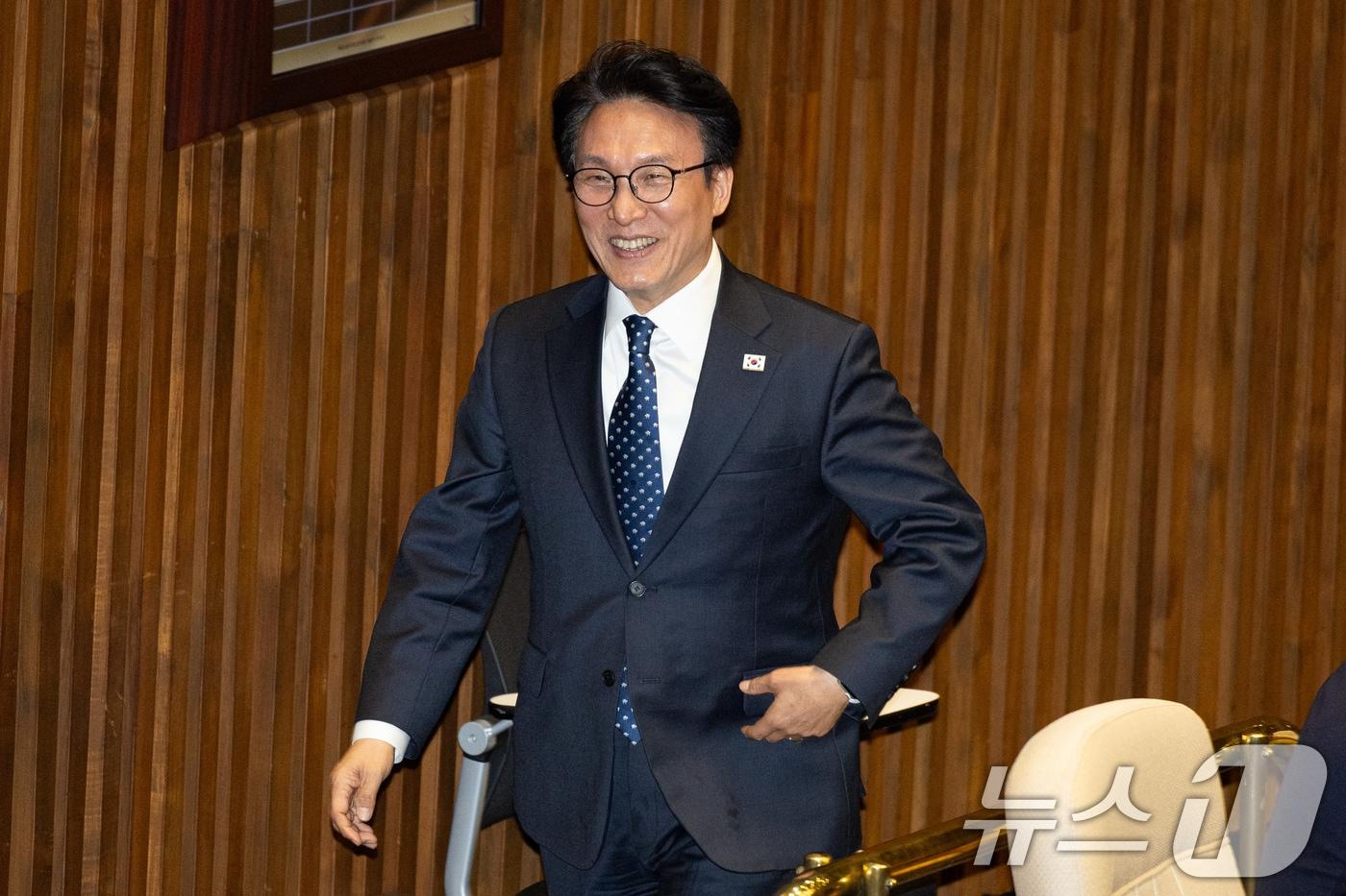 본문 이미지 - 김민석 국무총리가 26일 서울 여의도 국회에서 열린 제432회 국회(임시회) 제8차 본회의에서 형법 일부개정법률안(대안)에 대한 무제한토론 종결 동의의 건 표결을 위해 이동하고 있다. 2026.2.26 ⓒ 뉴스1 유승관 기자