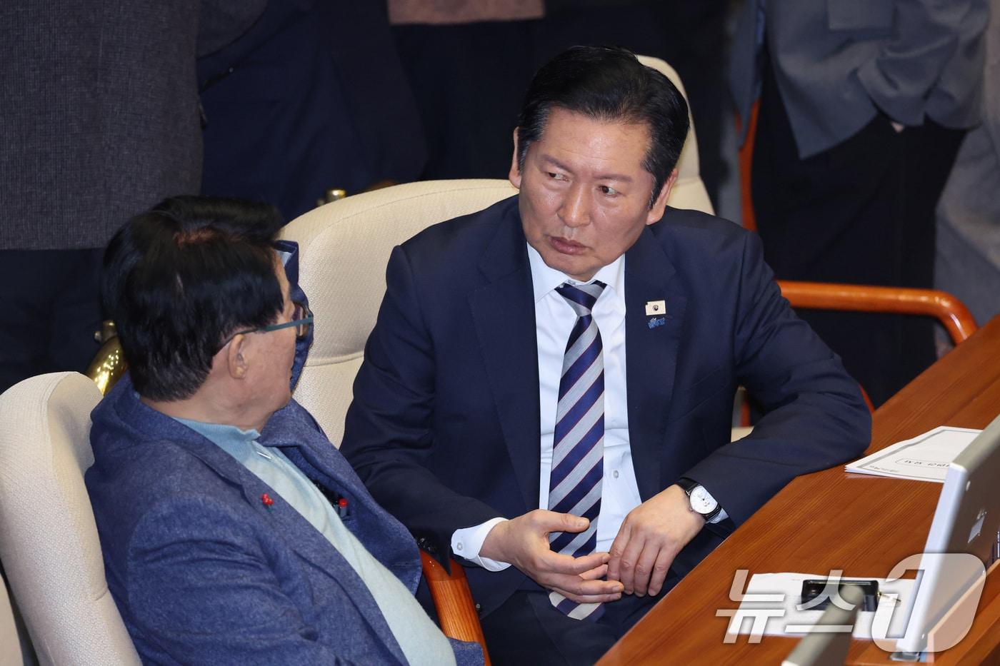 본문 이미지 - 지난 2월 26일 국회에서 열린 제432회 국회(임시회) 제8차 본회의에서 대화하고 있는 더불어민주당 박지원 의원과 정청래 대표. 2026.2.26 ⓒ 뉴스1 신웅수 기자