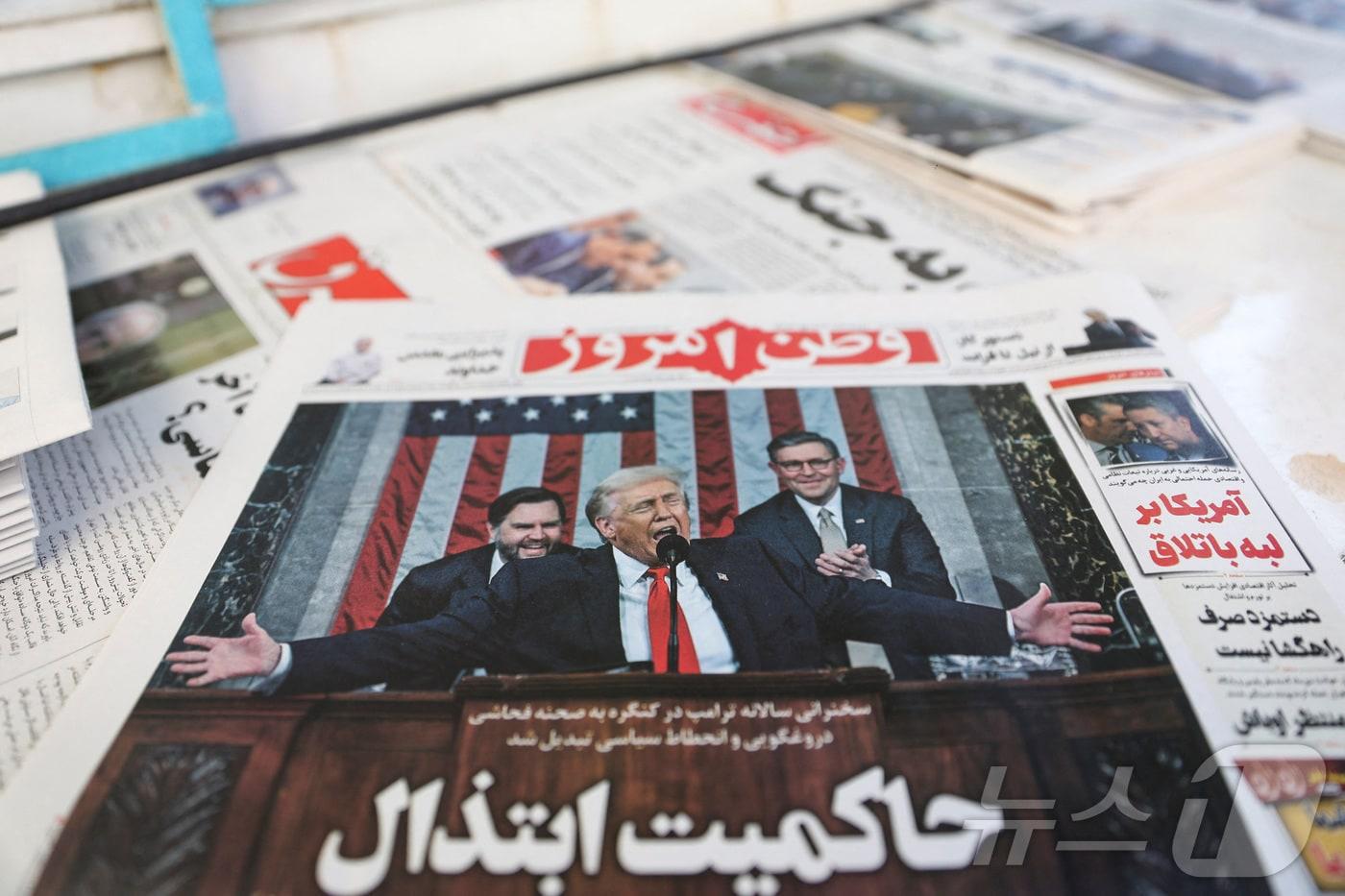본문 이미지 - 이란 신문의 트럼프 미국 대통령 사진. 2026.02.26 ⓒ 로이터=뉴스1