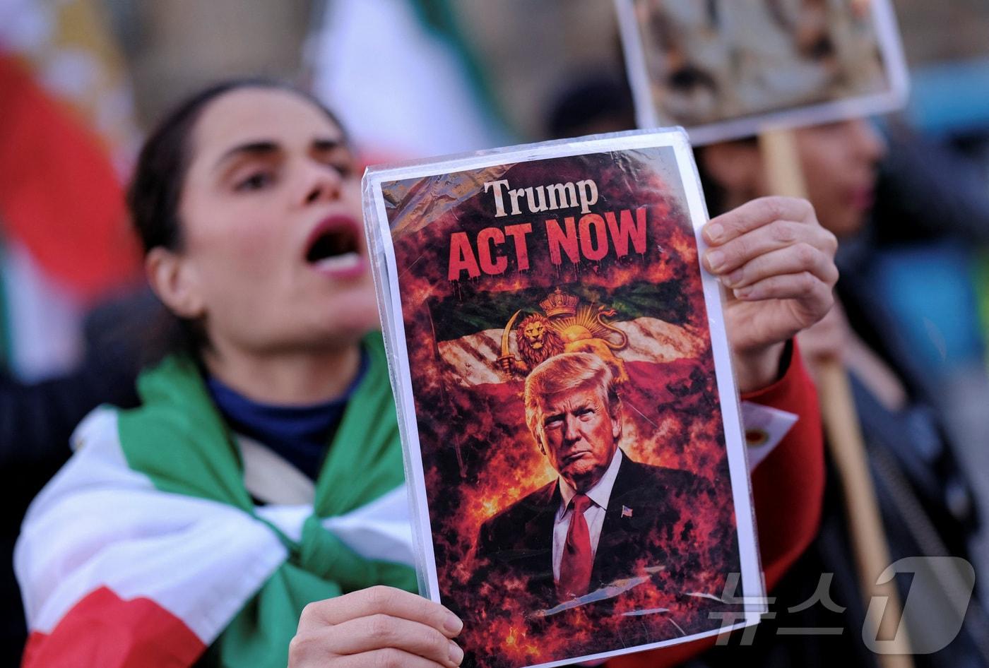 본문 이미지 - 스페인 바르셀로나의 이란 반정부 시위대가 미국의 대 이란 군사행동을 촉구하고 있다. 2026.02.21 ⓒ 로이터=뉴스1