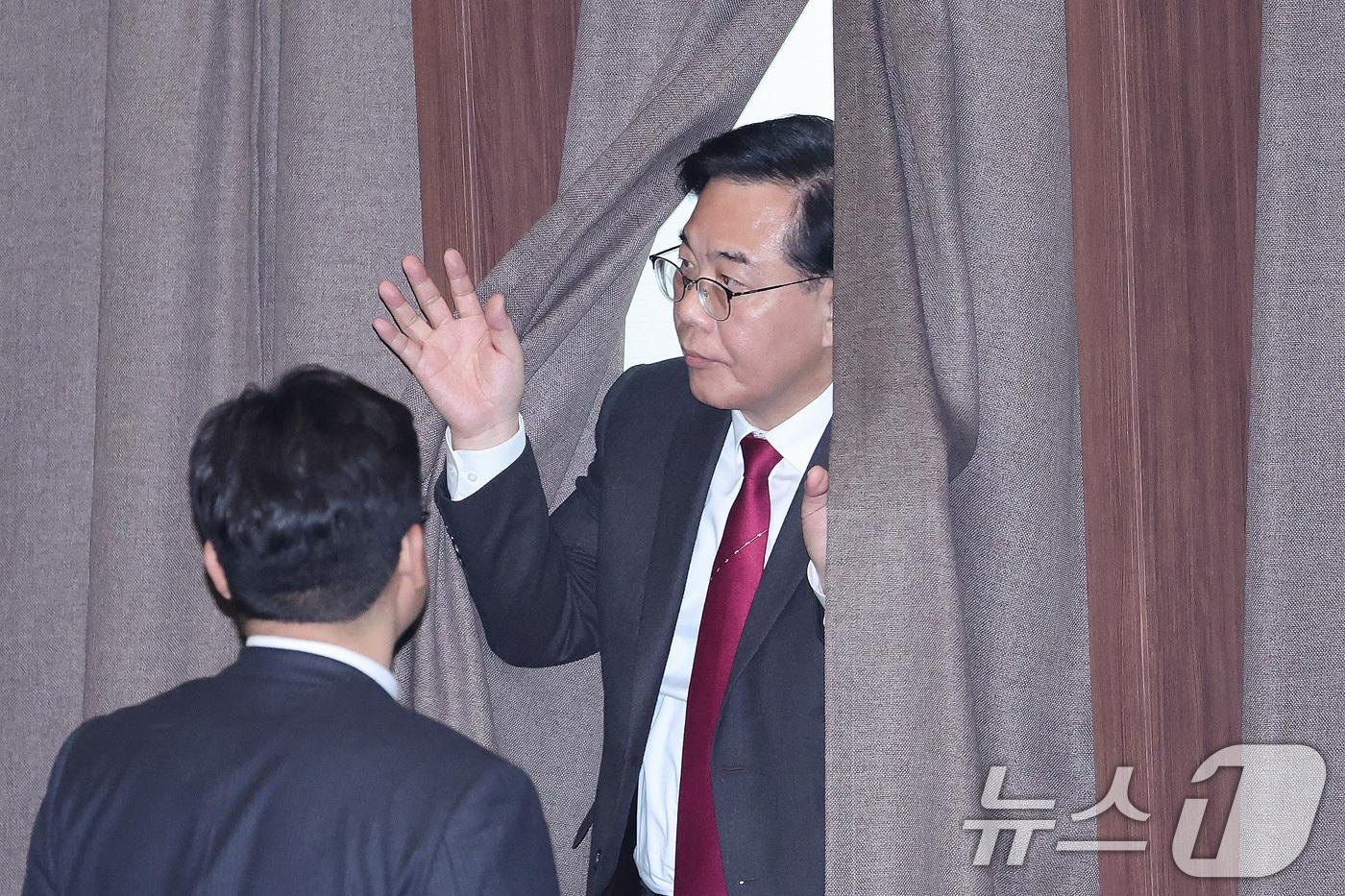 본문 이미지 - 송언석 국민의힘 원내대표가 26일 서울 여의도 국회에서 열린 제432회 국회(임시회) 제8차 본회의에서 국민권익위원회 위원 추천안, 방송미디어통신위원회 위원 추천안에 대한 투표를 하고 있다. 2026.2.26 ⓒ 뉴스1 신웅수 기자