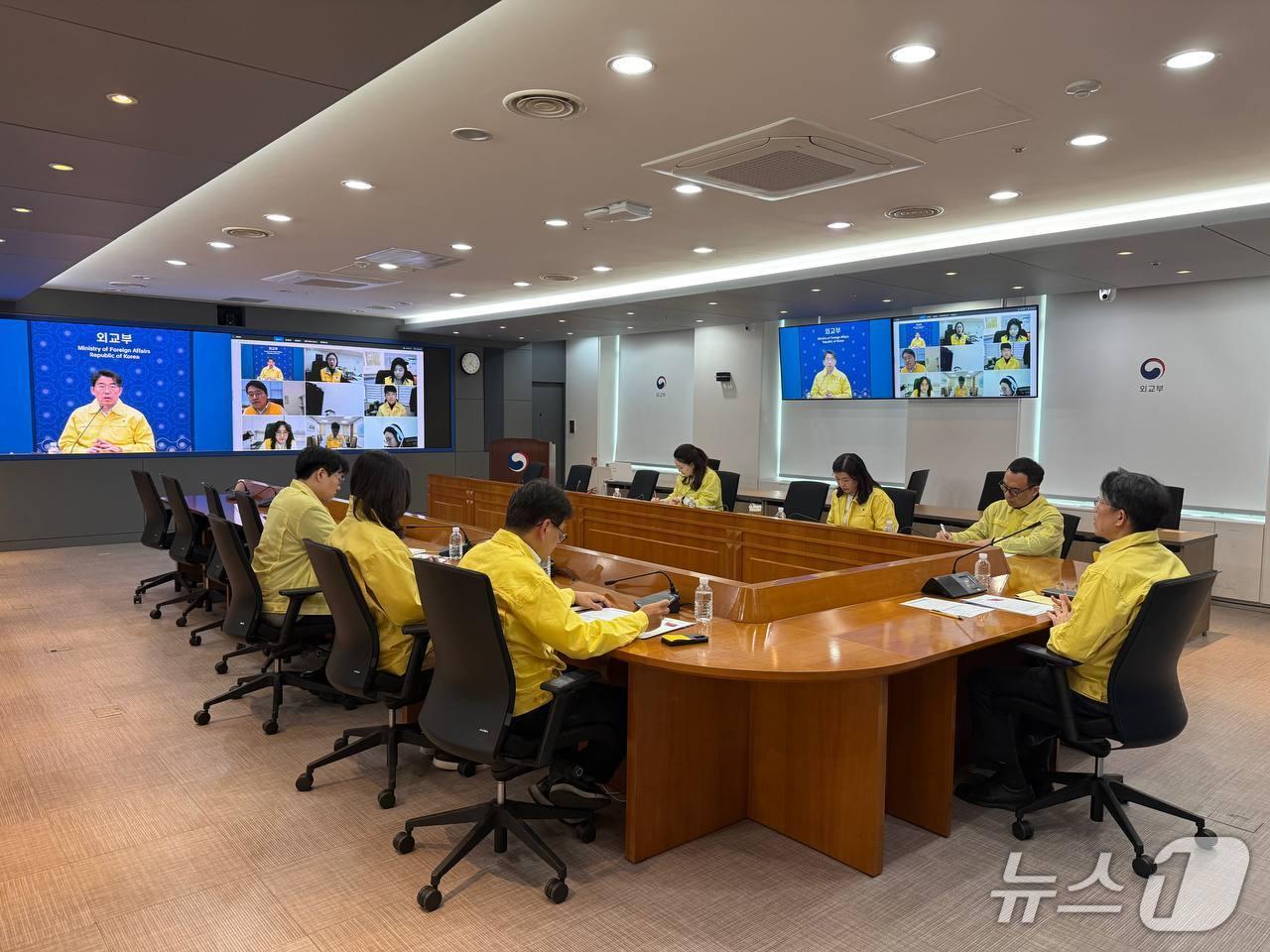 본문 이미지 -  윤주석 외교부 영사안전국장이 26일 본부-공관 합동 중동 정세 관련 상황점검회의를 주재했다. 2026.02.26. (외교부 제공)