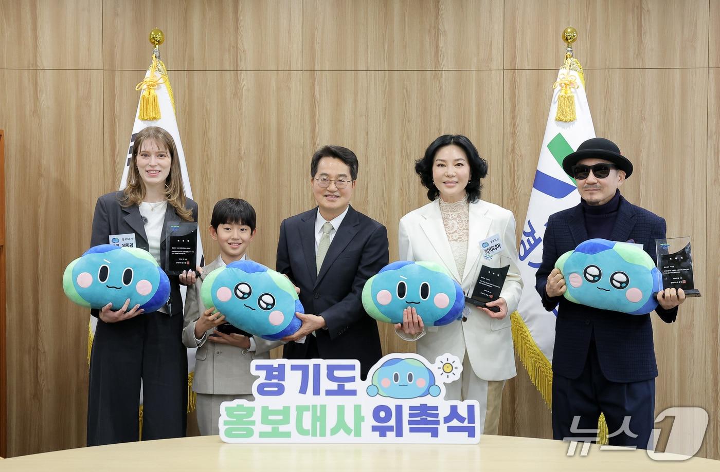 본문 이미지 - 사진 왼쪽부터 도른 에밀리, 한지안, 김동연 경기도지사, 박다리아, 박상민.(경기도 제공. 재판매 및 DB금지)