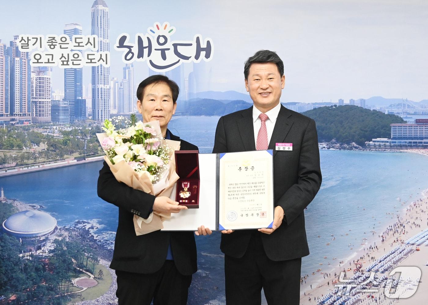 본문 이미지 -  부산 해운대구는 지난 20일 故 김금주 참전용사의 자녀 김병문 씨에게 화랑무공훈장을 전수했다. (해운대구청 제공. 재판매 및 DB금지)