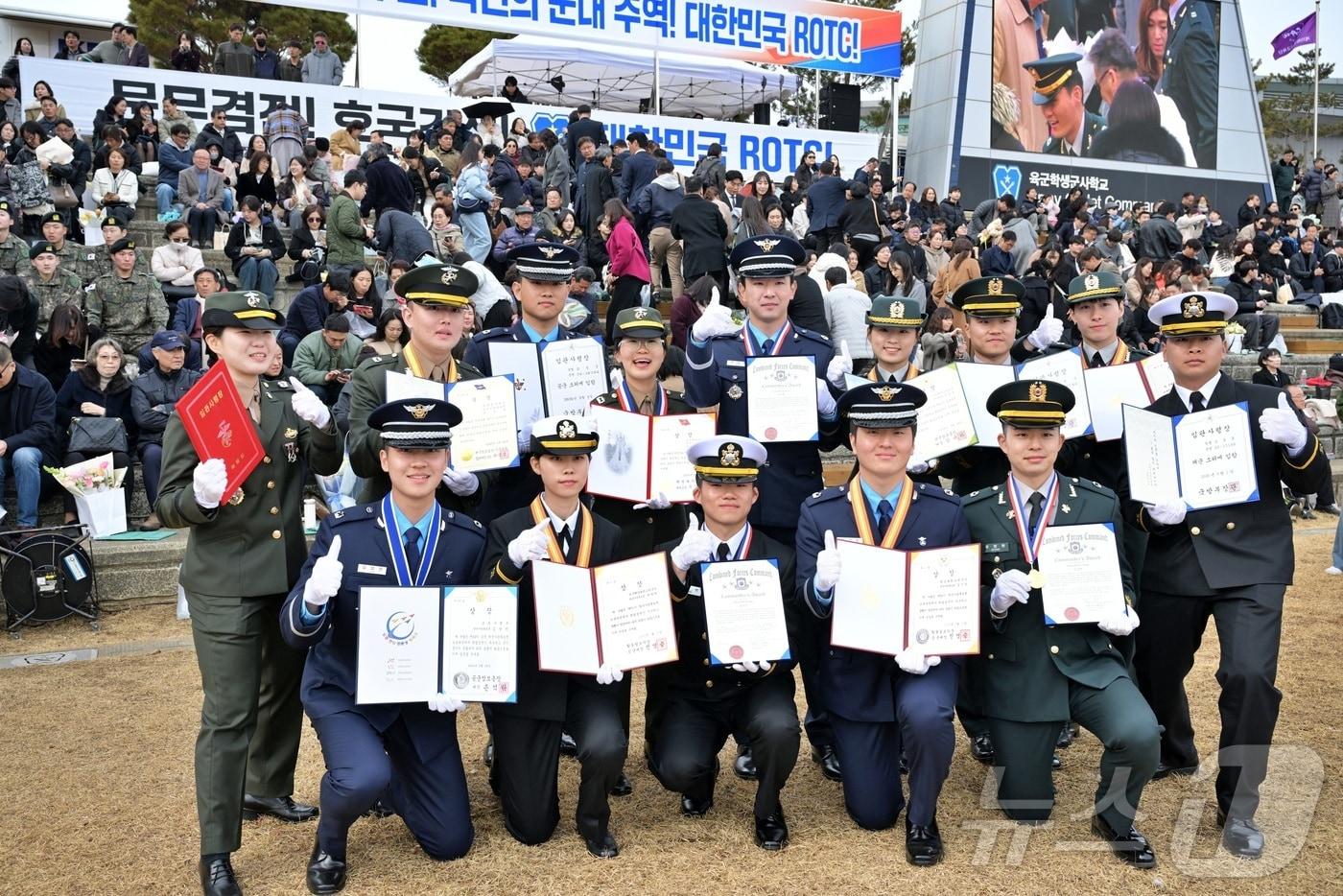 본문 이미지 - 2026년 대한민국 학군장교 임관식이 26일 충북 괴산 육군학생군사학교에서 이두희 국방부차관 주관으로 열린 가운데 신임 장교들이 기념촬영을 하고 있다.(육군학생군사학교 제공).2-26.02.26./뉴스1 이성기 기자