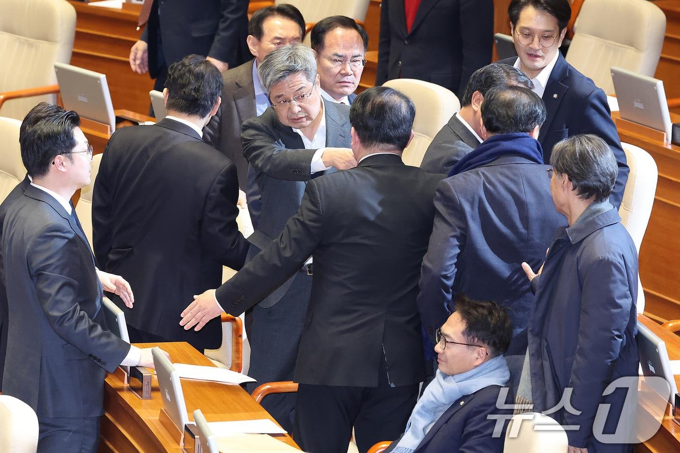 본문 이미지 - 국민의힘 의원들이 26일 서울 여의도 국회에서 열린 제432회 국회(임시회) 제8차 본회의에서 방송미디어통신위원회 위원(천영식) 추천안이 부결된 가운데 비속어를 사용한 박선원 더불어민주당 의원에게 항의하고 있다. 2026.2.26 ⓒ 뉴스1 신웅수 기자