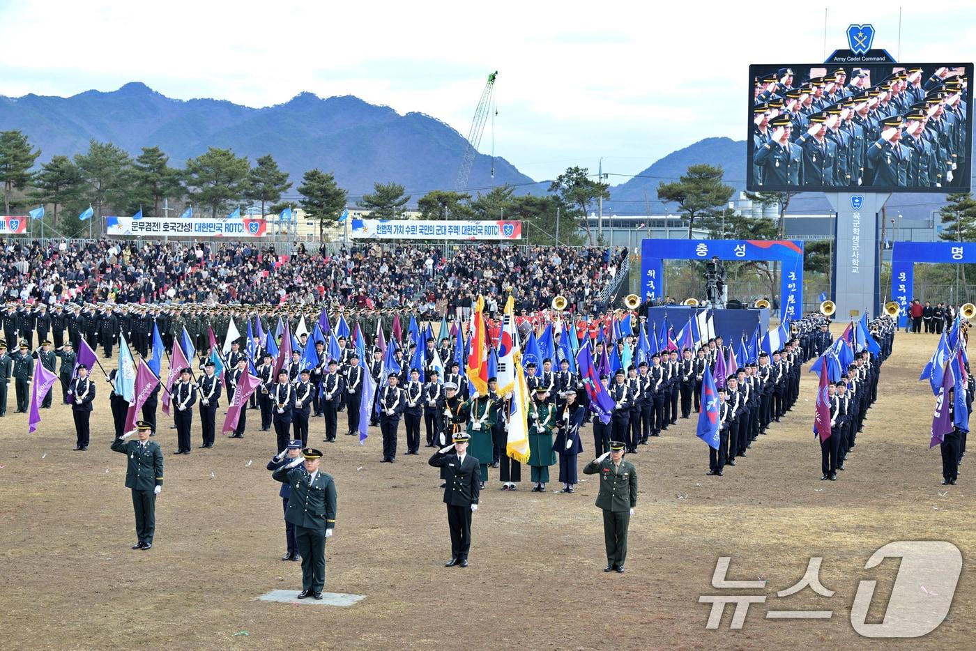 본문 이미지 - 육군학생군사학교에서 열린 2026년 대한민국학군장교 임관식에서 임관소위들이 경례를 하고 있다. (육군 제공. 재판매 및 DB 금지) 2026.2.26 ⓒ 뉴스1