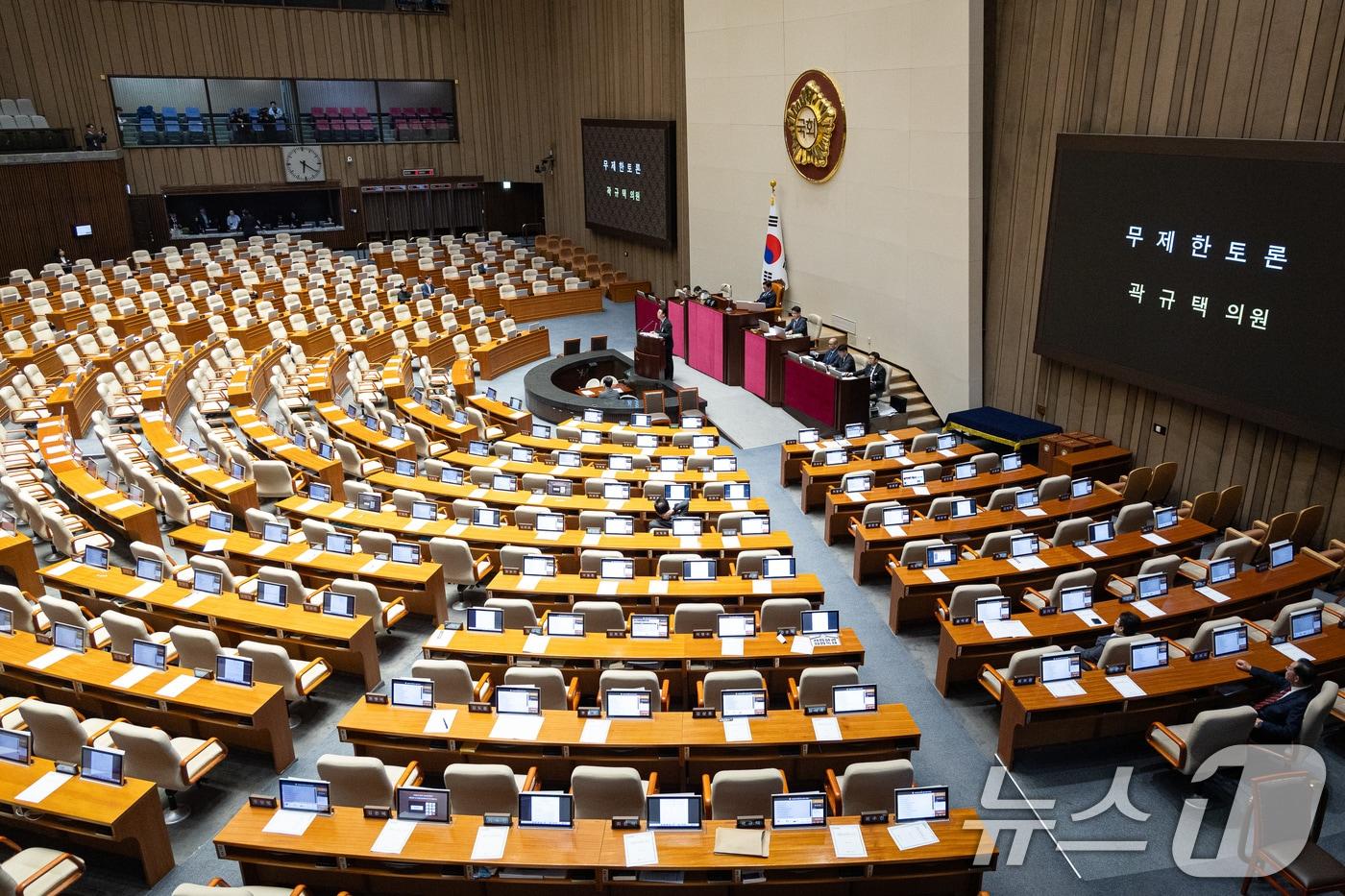 본문 이미지 - 곽규택 국민의힘 의원이 26일 서울 여의도 국회에서 열린 제432회 국회(임시회) 제8차 본회의에서 헌법재판소법 일부개정법률안(대안)에 대한 무제한토론(필리버스터)을 하고 있다. 2026.2.26 ⓒ 뉴스1 유승관 기자