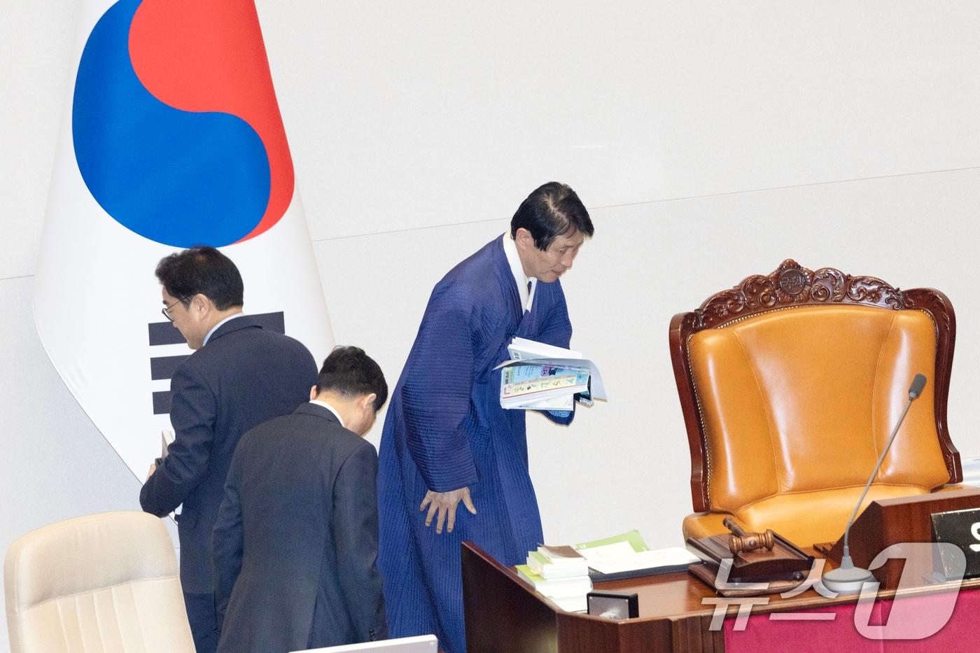 본문 이미지 - 26일 서울 여의도 국회에서 열린 제432회 국회(임시회) 제8차 본회의에서 곽규택 국민의힘 의원이 재판소원제 도입을 골자로 하는 헌법재판소법 일부개정법률안(대안)에 대한 무제한토론(필리버스터)을 하는 가운데 우원식 국회의장이 이학영 국회부의장과 교대하고 있다. 2026.2.26 ⓒ 뉴스1 이승배 기자