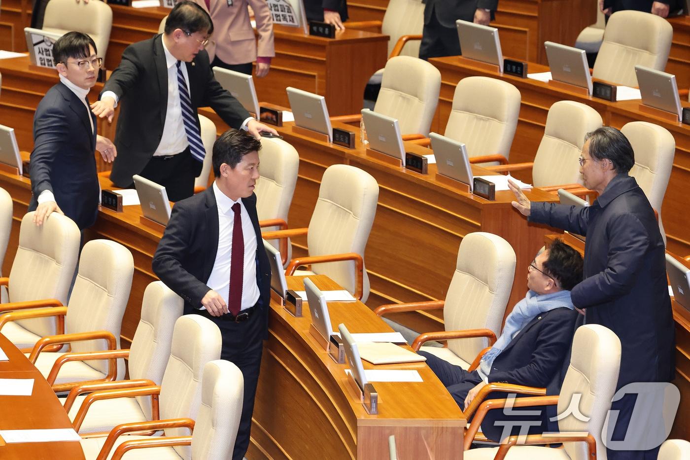 본문 이미지 - 국민의힘 의원들이 지난달 26일 서울 여의도 국회에서 열린 제432회 국회(임시회) 제8차 본회의에서 방송미디어통신위원회 위원(천영식) 추천안이 부결된 가운데 비속어를 사용한 박선원 더불어민주당 의원에게 항의하고 있다. 2026.2.26 ⓒ 뉴스1 신웅수 기자