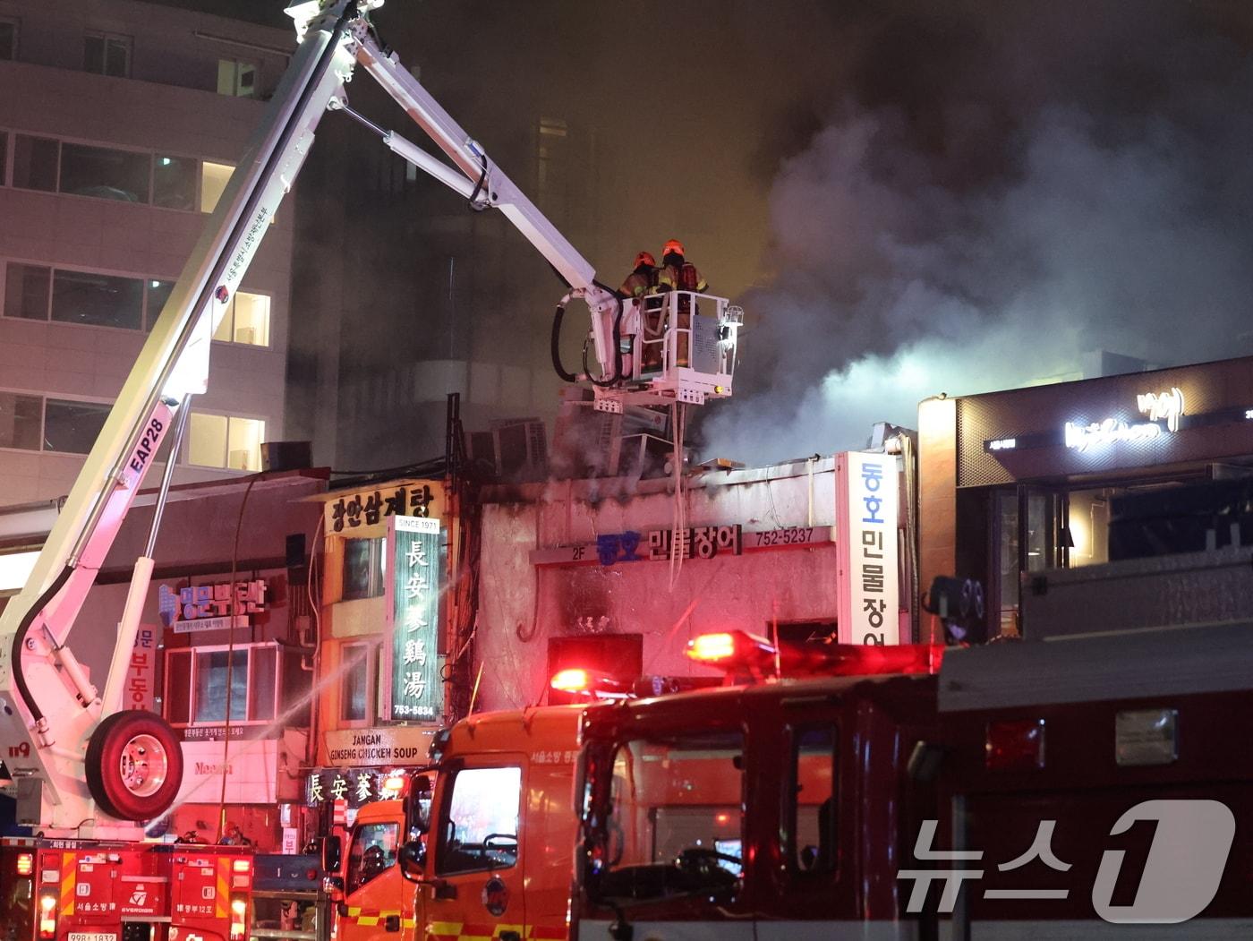 본문 이미지 - 26일 오후 서울 중구 북창동 상가 건물에서 화재가 발생해 소방대원이 진화 작업을 하고있다. 2026.2.26 ⓒ 뉴스1 황기선 기자