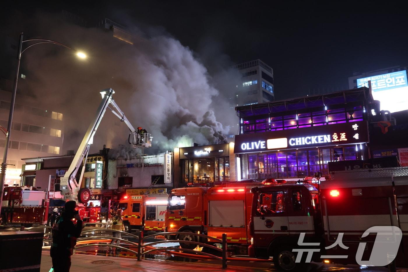 본문 이미지 - 26일 오후 서울 중구 북창동 상가 건물에서 화재가 발생해 소방대원이 진화 작업을 하고있다. 2026.2.26 ⓒ 뉴스1 황기선 기자