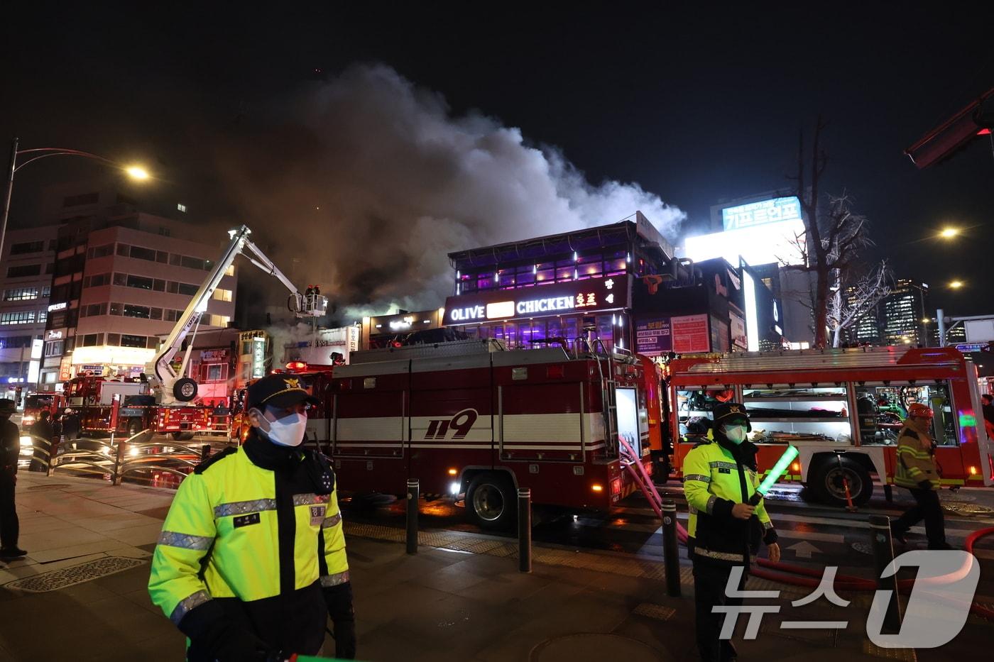 본문 이미지 - 26일 오후 서울 중구 북창동 상가 건물에서 화재가 발생해 소방대원이 진화 작업을 하고있다. 2026.2.26 ⓒ 뉴스1 황기선 기자