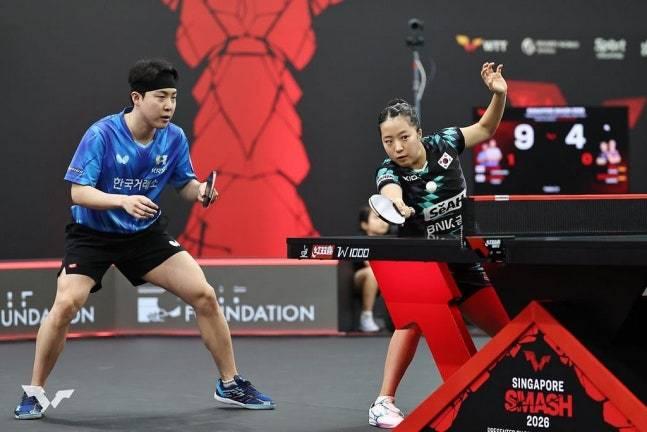 본문 이미지 - 탁구 혼합복식 세계랭킹 1위 임종훈(한국거래소)-신유빈(대한항공) 조가 2026 월드테이블테니스(WTT) 싱가포르 스매시 결승에 올랐다.(대한탁구협회 제공)