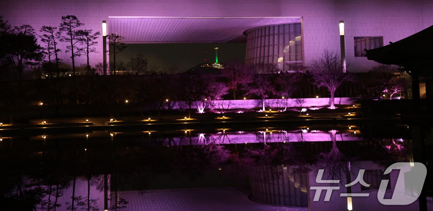 본문 이미지 - 26일 오후 서울 용산구 국립중앙박물관 외벽이 글로벌 K-POP 그룹 블랙핑크(BLACKPINK)의 상징색인 핑크빛으로 물들어 있다. 블랙핑크는 컴백을 기념해 오는 27일부터 내달 8일까지 이곳에서 '국중박 X 블랙핑크' 프로젝트를 선보인다. 이번 행사는 박물관 외관의 핑크 라이팅 점등과 멤버들의 유물 오디오 도슨트 참여 등으로 구성됐다. ⓒ 뉴스1 권현진 기자