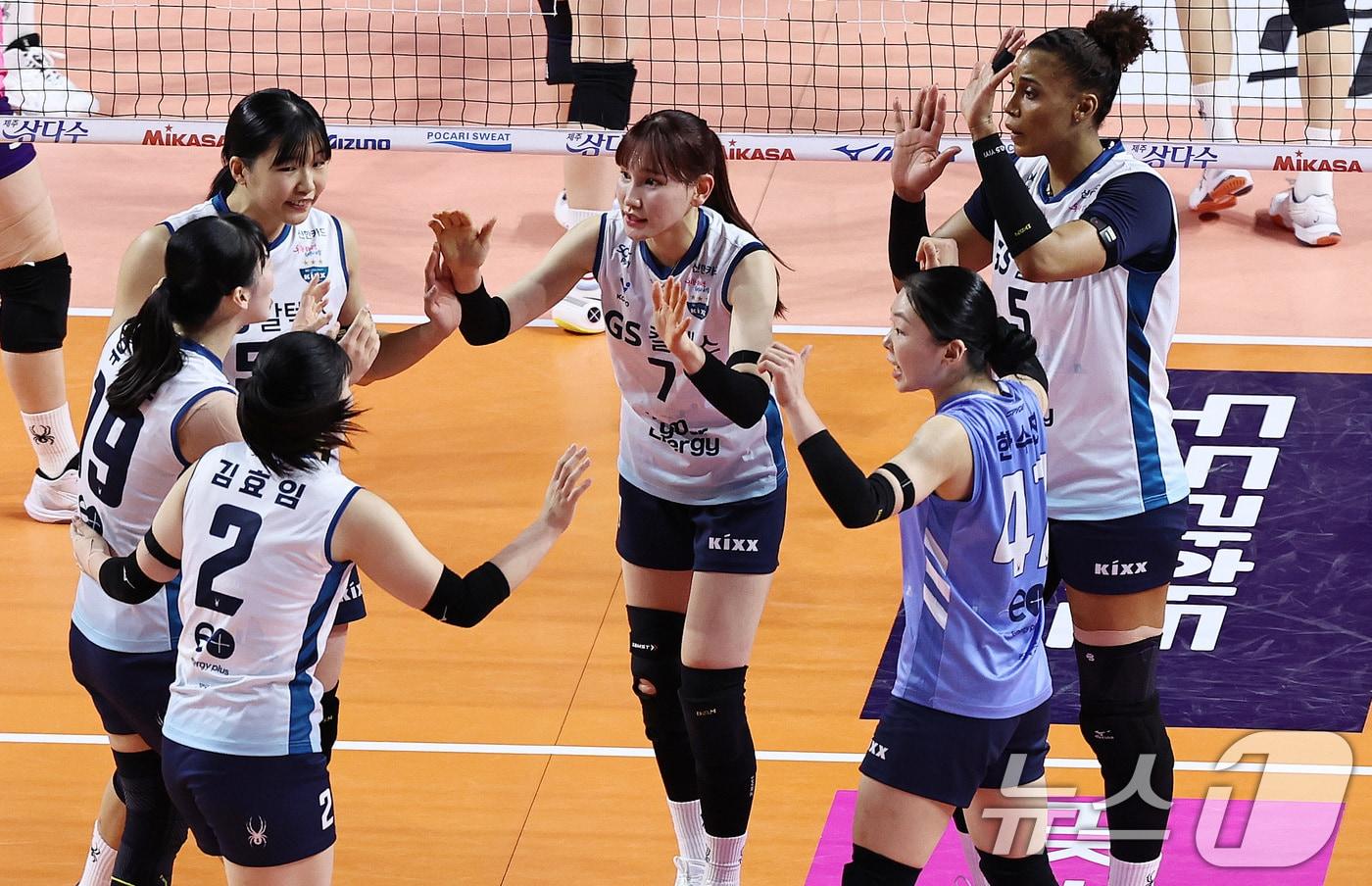 본문 이미지 - GS칼텍스 안혜진(가운데) 2026.2.26 ⓒ 뉴스1 구윤성 기자