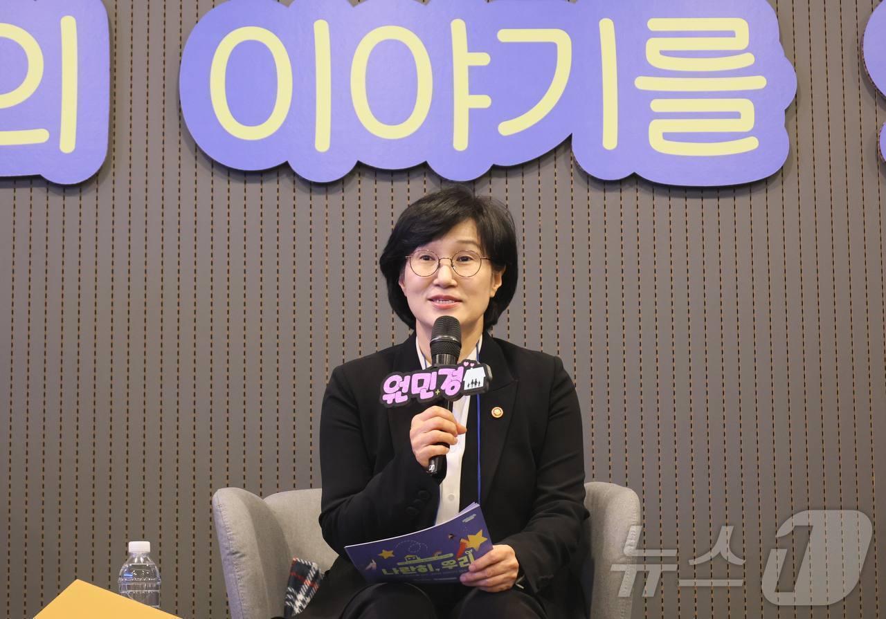 본문 이미지 - 원민경 성평등가족부 장관이 서울 서대문구 가재울청소년센터에서 열린 가정 밖 청소년 토크콘서트 '나란히, 우리'에서 참석자들과 대화를 나누고 있다. (성평등가족부 제공. 재판매 및 DB 금지) 2026.2.26 ⓒ 뉴스1