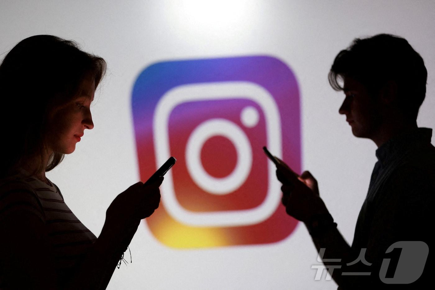 본문 이미지 - 10대들이 인스타그램 로고 앞에서 스마트폰을 들고 포즈를 취하고 있는 일러스트 이미지. 2025.10.20. ⓒ 뉴스1 ⓒ 로이터=뉴스1